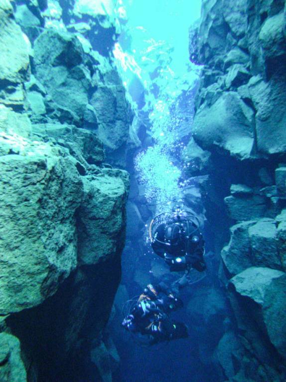 As águas claríssimas, com quase 100 metros de visibilidade, da Silfur Hellir, a fenda que divide a Europa da América, no Parque Nacional Thingvellir, na Islândia